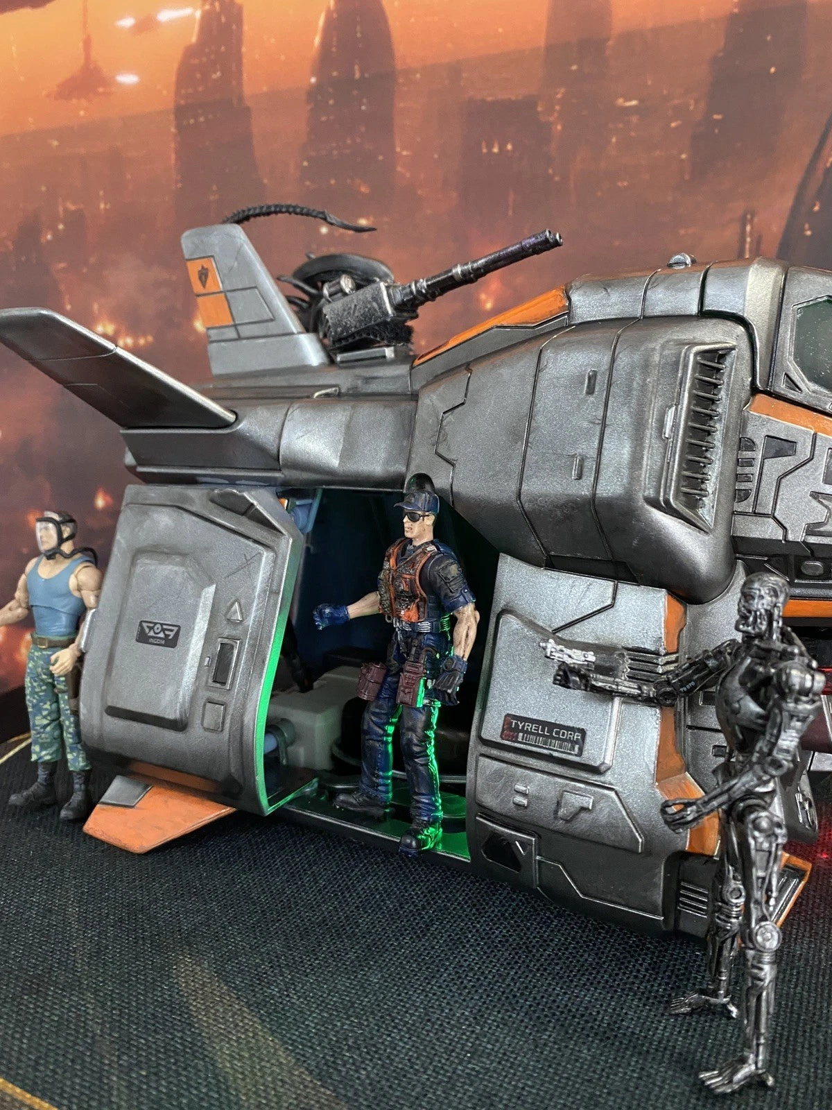 FURYAN SHADE-RUNNER Assault Shuttle Chronicles of Riddick Gunship Custom Painted