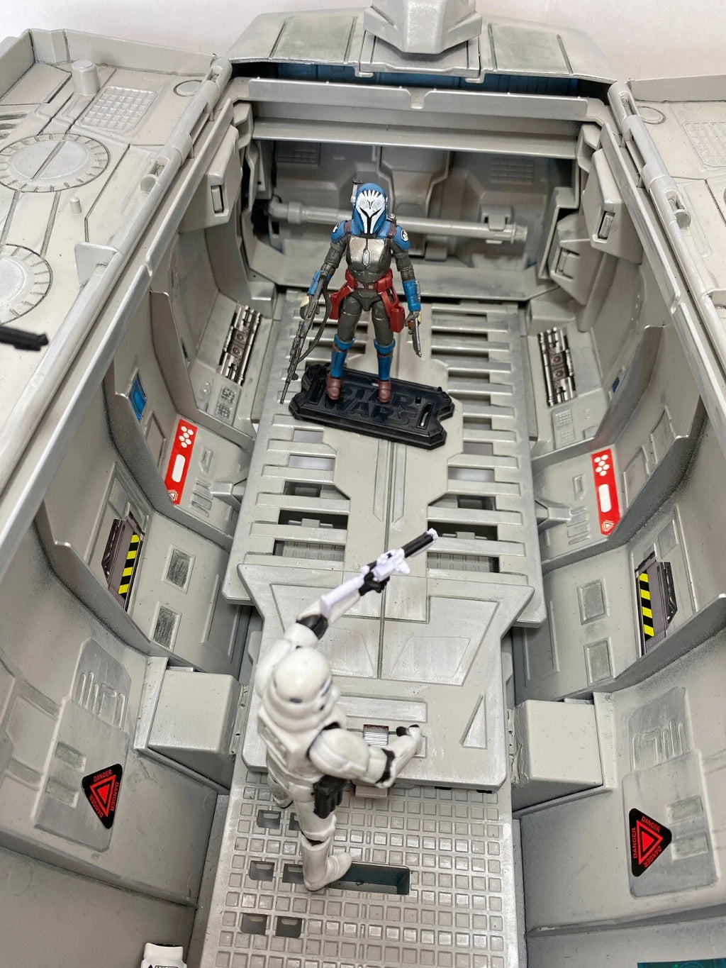 Star Wars Mandalorian Starfighter Bo Katan Kryze Diorama Mandalore Playset - view 7