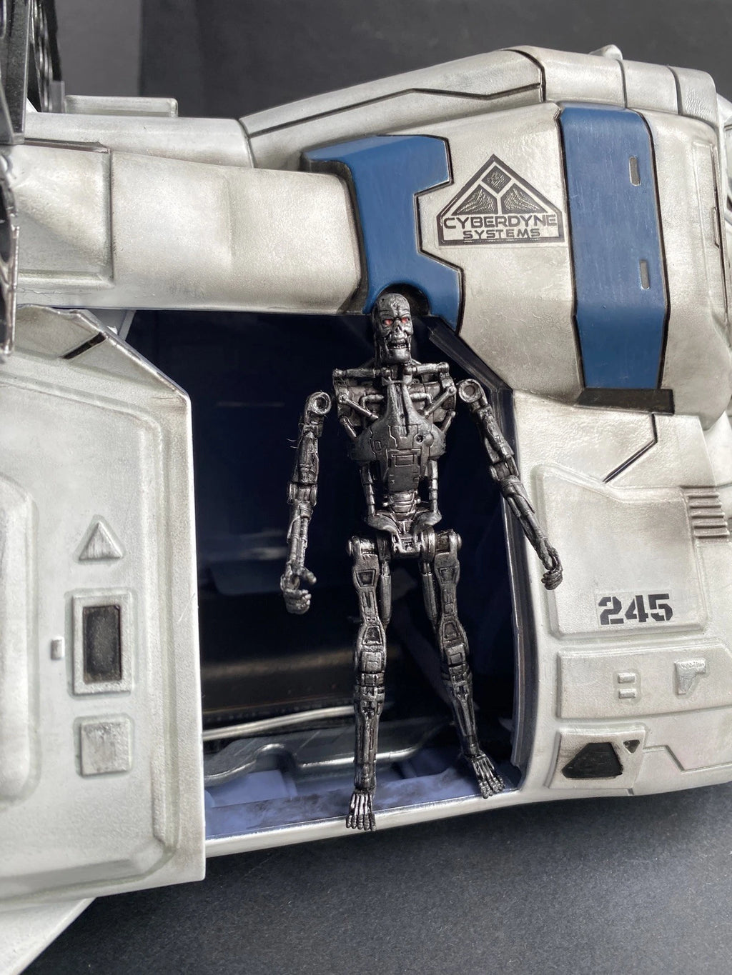 Terminator Resistance Gunship Hunter Killer Skynet Cyberdyne T800 Kenner Custom